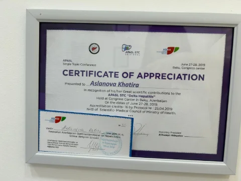 APASL “Delta Hepatitis” konfransının təşəkkür sertifikatı (Bakı, 2019) və Azərbaycan Qastroenteroloqlar və Hepatoloqlar İctimai Birliyinin üzvlük vəsiqəsi — Aslanova Xatirə