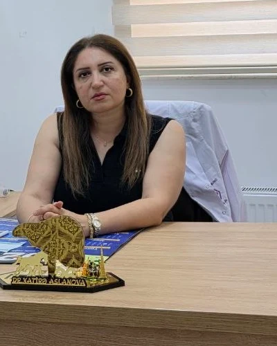 Dr. Xatirə Aslanova Parasitus Medical Center-dəki qəbul otağında